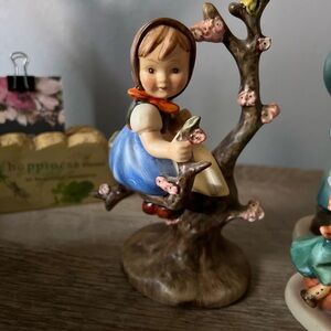 MI Hummel girl in Apple Tree